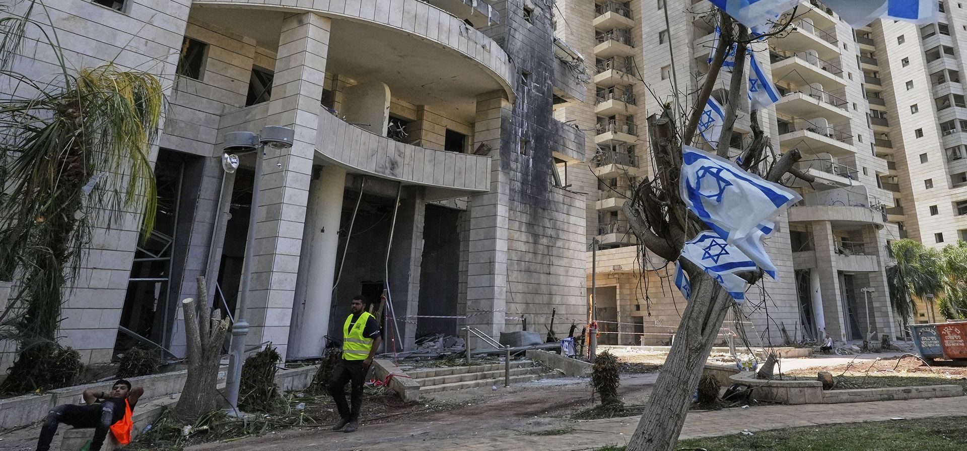 Un guardia de seguridad israelí se encuentra en la entrada de un edificio residencial alcanzado por un misil lanzado desde Irán, en Petah Tikva, Israel, el lunes 16 de junio de 2025. (Foto AP/Baz Ratner) Un guardia de seguridad israelí se encuentra en la entrada de un edificio residencial alcanzado por un misil lanzado desde Irán, en Petah Tikva, Israel, el lunes 16 de junio de 2025. (Foto AP/Baz Ratner)