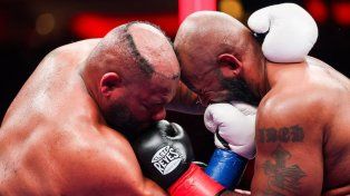 El insólito momento se llevó todas las risas en el festival de boxeo.