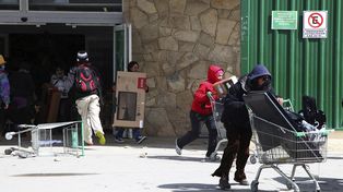 Saquean dos supermercados en Bariloche y se enfrentan con la policía