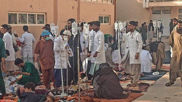 Víctimas del fuerte terremoto en Afganistán.