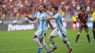 Nicolás Otamendi se llenó la boca de gol y lo abraza Gio Lo Celso. Fue el gol de Argentina sobre Venezuela.