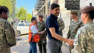 El gobernador Maximiliano Pullaro recorrió la zona afectada por el temporal.