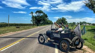 El vehículo centenario transita las rutas argentinas a una velocidad que oscila entre los 60 y 70 kilómetros por hora.