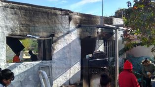 Vecinos ayudan a la familia que perdió todo en un incendio