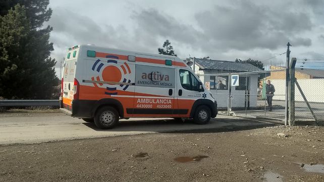 La ambulancia que llev&oacute; a Thiago hasta el aeropuerto de Bariloche.