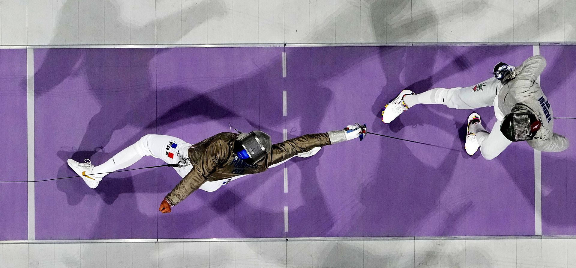 El francés Maxime Pianfetti (izquierda) y el iraní Mohammad Rahbari compiten en la final por el bronce de sable por equipos masculino en los Juegos Olímpicos de París 2024, el miércoles 31 de julio de 2024, en París, Francia. (Foto AP/Christophe Ena) El francés Maxime Pianfetti (izquierda) y el iraní Mohammad Rahbari compiten en la final por el bronce de sable por equipos masculino en los Juegos Olímpicos de París 2024, el miércoles 31 de julio de 2024, en París, Francia. (Foto AP/Christophe Ena)