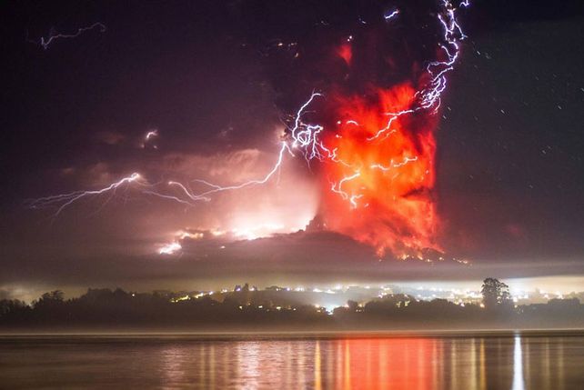 Por qué se producen rayos en una erupción volcánica