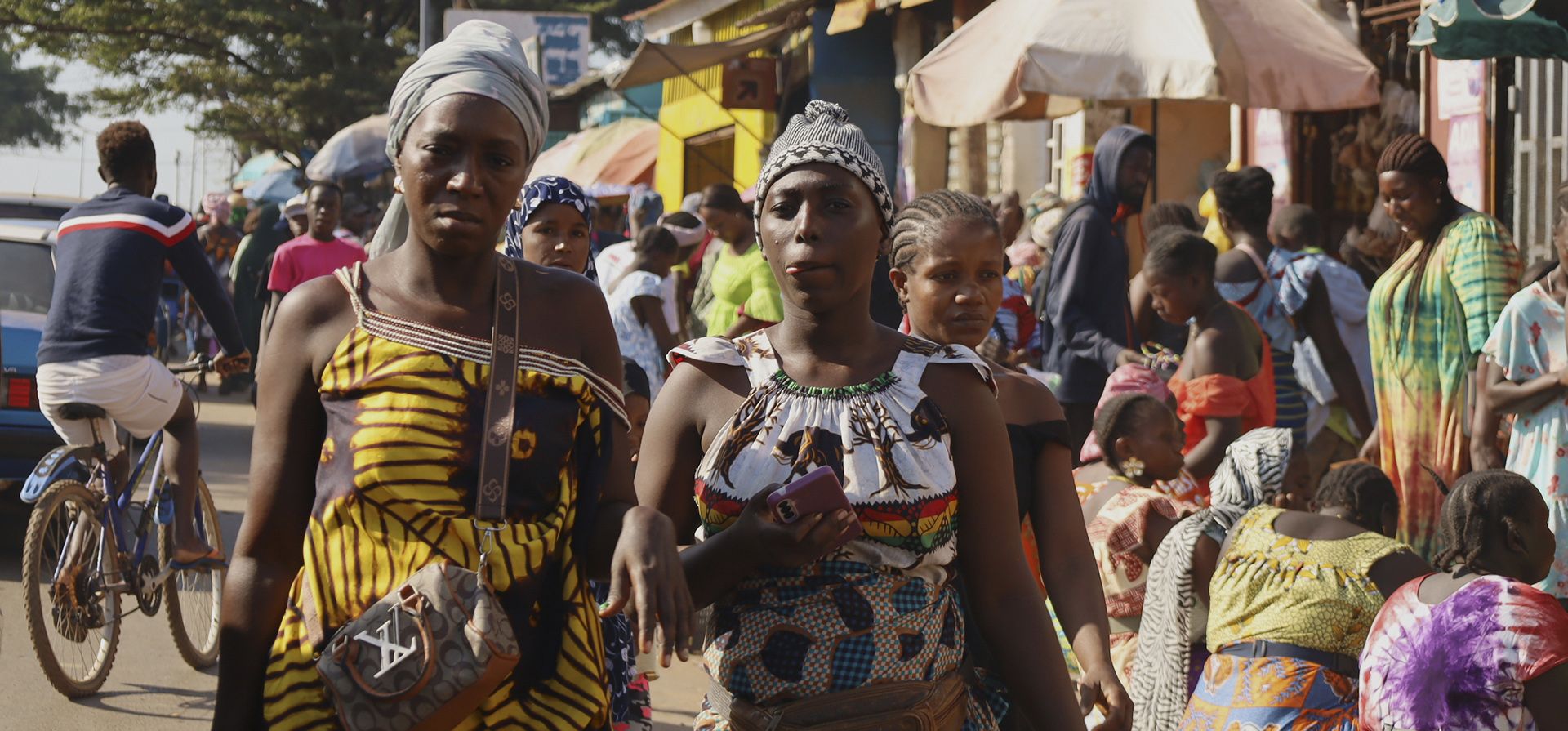 Mujeres caminan junto a personas que compran en un mercado en Bisáu, Guinea-Bissau, el viernes 28 de noviembre de 2025. (Foto AP/Darcicio Barbosa) Mujeres caminan junto a personas que compran en un mercado en Bisáu, Guinea-Bissau, el viernes 28 de noviembre de 2025. (Foto AP/Darcicio Barbosa)