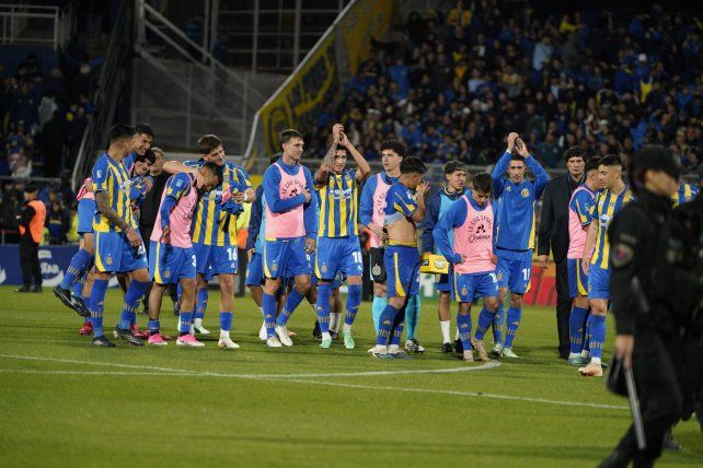 Los jugadores de Central celebran con los hinchas en el final.