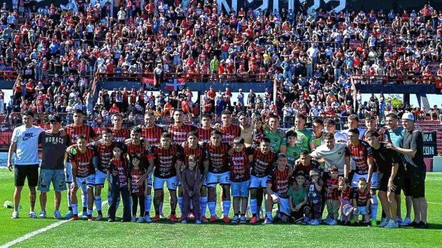 La formación de Patronato que disputó el último encuentro como local en la temporada 2025 de la Primera Nacional