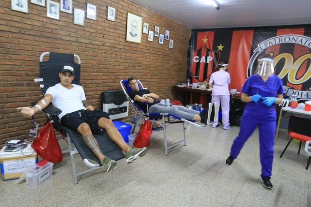 Los jugadores de Patronato donaron sangre / Fotos Diego Arias