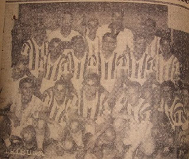 Los jugadores de Central y Newells juntos con la roja y blanca de la Rosarina de Fútbol.