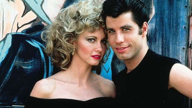 La actriz junto a John Travolta en la icónica película Grease.