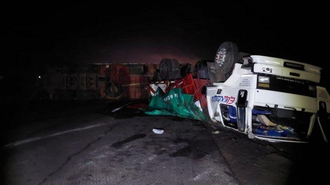 Un camión volcó en la Ruta 12.