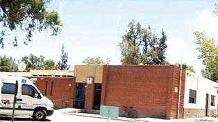Una mujer vive en un hospital con sus dos hijas por miedo a su pareja