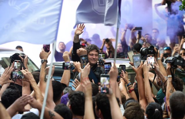 Milei ya se dirige hacia el parque de España para iniciar el cierre de campaña en Rosario