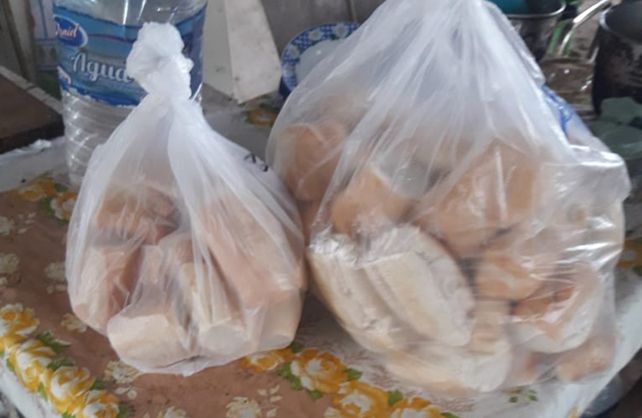 Los 70 panes que recibe el merendero del barrio Costa Azul de Santo Tomé para darle de comer dos veces por semana a 120 chicos.
