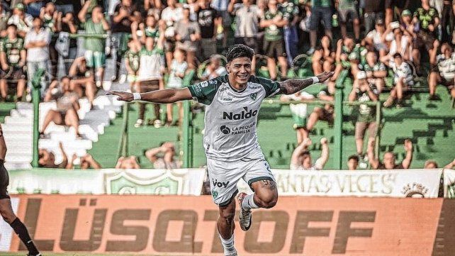 Junior Marabel marcó de penal en la victoria de Sarmiento ante Estudiantes de Río Cuarto.