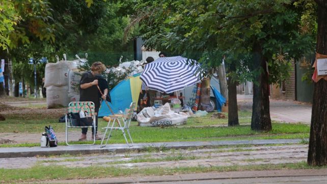 Vigilia y el acampe en defensa de los árboles de bulevar Racedo de Paraná. Piden dialogar para encontrar una salida alternativa.&nbsp; &nbsp;