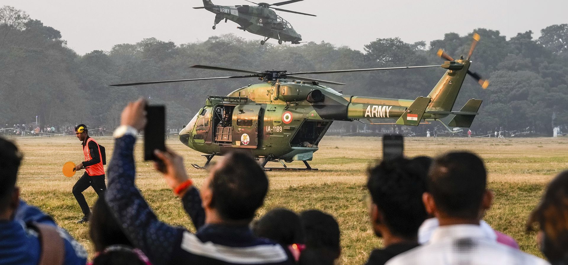 La gente se reúne para ver una sesión de práctica con helicópteros del ejército indio para un espectáculo previo al Día de la Victoria, que conmemora la victoria de la India sobre Pakistán en la guerra de 1971 para liberar a Bangladesh, en Calcuta, India, el jueves 12 de diciembre de 2024. (Foto AP/Bikas Das) La gente se reúne para ver una sesión de práctica con helicópteros del ejército indio para un espectáculo previo al Día de la Victoria, que conmemora la victoria de la India sobre Pakistán en la guerra de 1971 para liberar a Bangladesh, en Calcuta, India, el jueves 12 de diciembre de 2024. (Foto AP/Bikas Das)