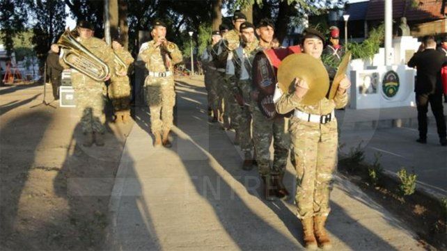 En la Plaza Belgrano de Paraná se realizó el acto por el Día de la Bandera