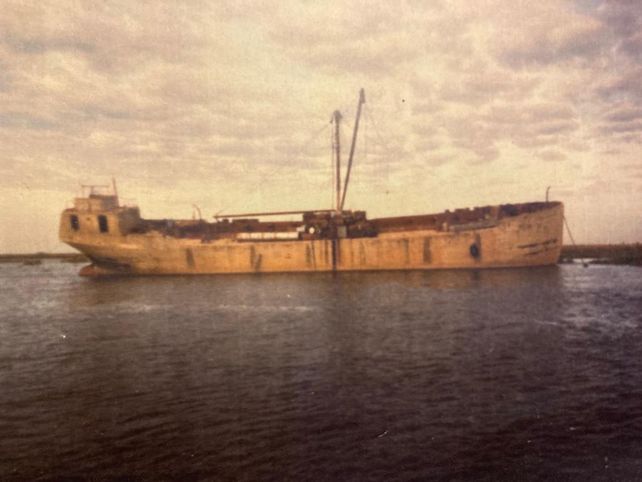 El barco de cemento, cuando aún flotaba (foto archivo histórico)