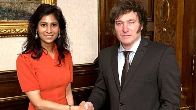 El presidente Javier Milei reveló que trabaja en la conformación de un crédito por US$15.000 millones para acelerar la salida del cepo y competencia de monedas