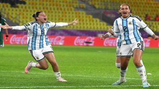 Argentina revirtió un partido difícil ante México y se clasificó a octavos