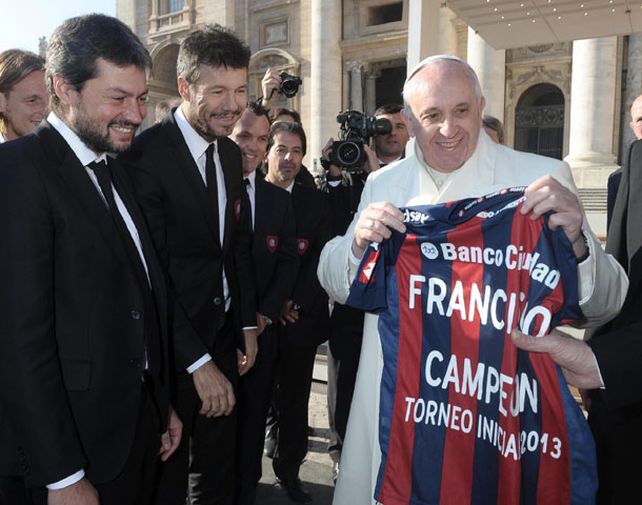Tinelli hizo entrega al Papa de una camiseta del san Lorenzo campeón.