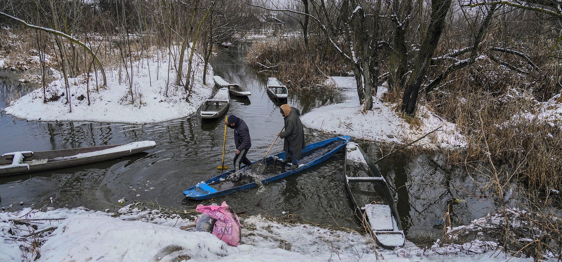 Los barqueros retiran el agua de nieve derretida de un barco en las afueras de Srinagar, Cachemira controlada por la India, el jueves 1 de febrero de 2024. Srinagar y sus alrededores recibieron nieve fresca el miércoles por la noche, poniendo fin a una sequía de dos meses. (Foto AP/Mukhtar Khan) Los barqueros retiran el agua de nieve derretida de un barco en las afueras de Srinagar, Cachemira controlada por la India, el jueves 1 de febrero de 2024. Srinagar y sus alrededores recibieron nieve fresca el miércoles por la noche, poniendo fin a una sequía de dos meses. (Foto AP/Mukhtar Khan)