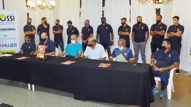 &nbsp;El presidente Enrique Serrao y Cacho Roteta encabezaron la presentación de la camiseta del Quillá y a Corcho Lerman.