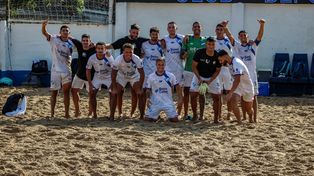El plantel de Argentino de Rosario festeja el triunfo en fútbol playa ante Boca.