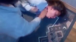 En un espeluznante exorcismo, madre intenta sacar los Siete Demonios de su hija de 11 años
