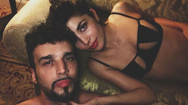 Las fotos de una noche apasionada de Dante Spinetta y su novia