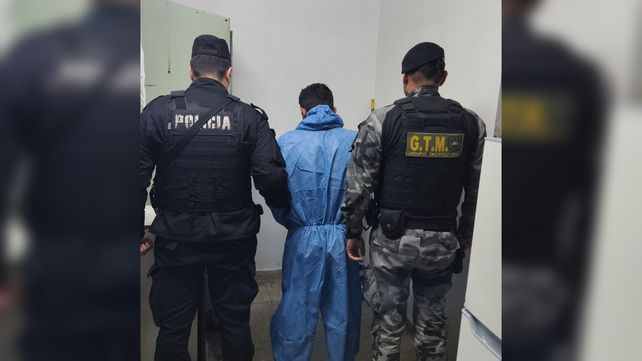 La policía identificó al sospechoso a diez cuadras de la chatarrería.