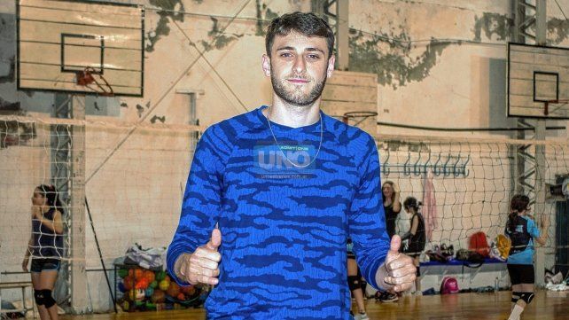 Luciano Vicentín brindó clínicas de vóley en Paracao y Sionista.