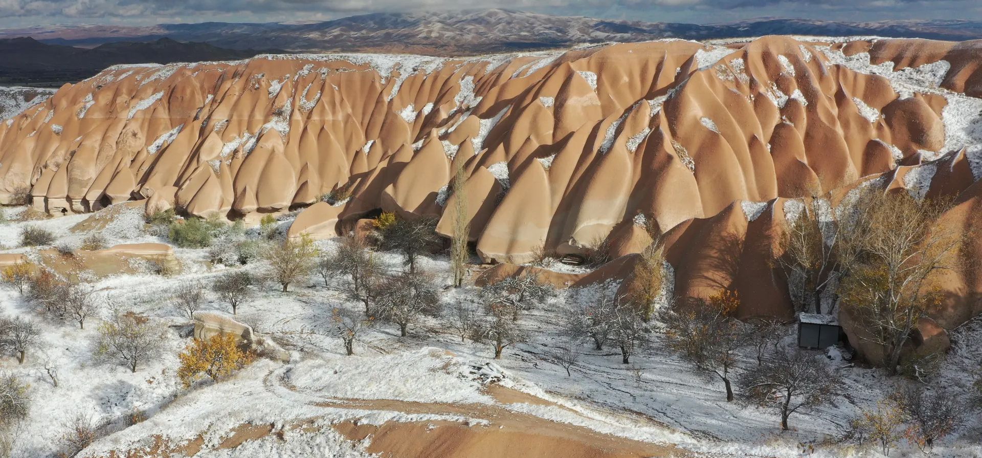 Vista aérea de las chimeneas de hadas cubiertas de nieve después de la nevada en Capadocia, que se conserva como Patrimonio de la Humanidad de la Unesco, Nevehir, Turquía. Fotografía: Anadolu/Getty Images Vista aérea de las chimeneas de hadas cubiertas de nieve después de la nevada en Capadocia, que se conserva como Patrimonio de la Humanidad de la Unesco, Nevehir, Turquía. Fotografía: Anadolu/Getty Images