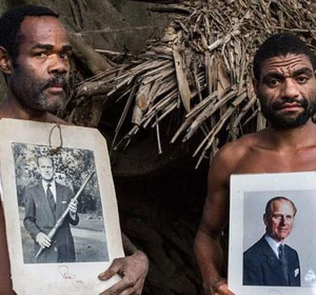 Dos nativos de Tanna exhiben fotografías de su dios