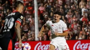 El uruguayo Matías Cóccaro, en el último encuentro que fue empate en Córdoba ante Instituto. Huracán va por la cima en la Liga Profesional en el Ducó.