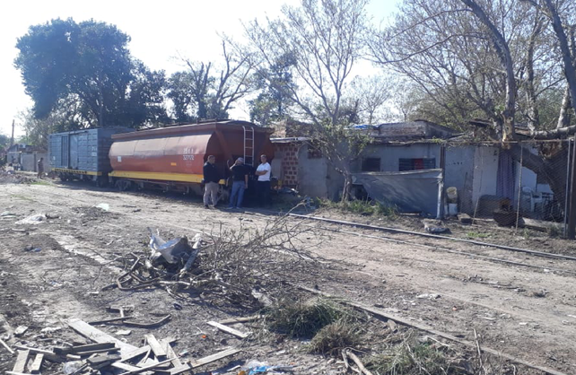 El último. El descarrilamiento se produjo sobre calle Güemes entre Pedro Díaz Colodrero y Gutiérrez. Un vagón golpeó contra una vivienda.