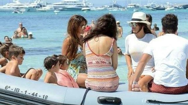 El mundo a sus pies: la mujer de Messi deslumbra en las playas de Ibiza