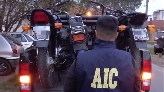Las motos que fueron incautadas este lunes a la tarde en los allanamientos que terminaron con la detención de Alexis M.