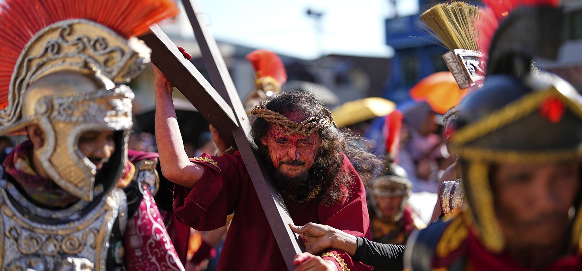 Un artista que representa a Jesucristo lleva una cruz de madera mientras recrea su pasión y sufrimientos como parte de su práctica cuaresmal para celebrar el Jueves Santo, 17 de abril de 2025, en la ciudad de Paete, provincia de Laguna, Filipinas. (Foto AP/Aaron Favila) Un artista que representa a Jesucristo lleva una cruz de madera mientras recrea su pasión y sufrimientos como parte de su práctica cuaresmal para celebrar el Jueves Santo, 17 de abril de 2025, en la ciudad de Paete, provincia de Laguna, Filipinas. (Foto AP/Aaron Favila)