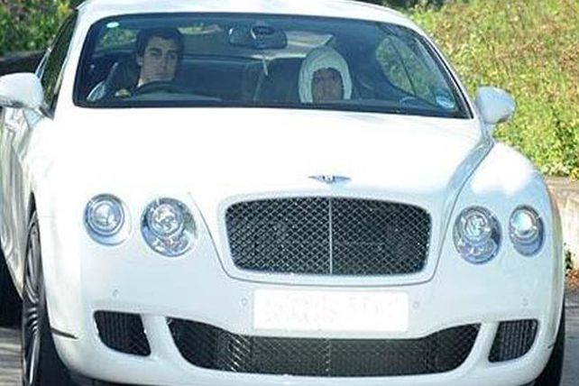 Carlos Tevez fue detenido y luego liberado por conducir sin carnet en Cheshire