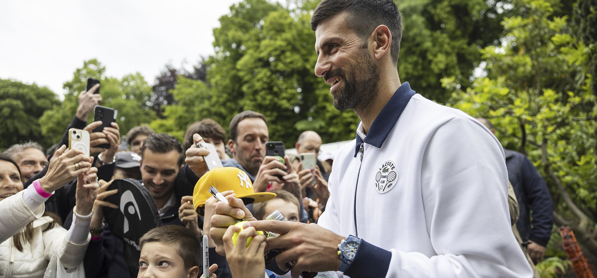 Novak Djokovic de Serbia firma autógrafos después de una conferencia de prensa en el torneo ATP 250 Geneva Open en Ginebra, Suiza, el martes 20 de mayo de 2025 (Cyril Zingaro/Keystone vía AP) Novak Djokovic de Serbia firma autógrafos después de una conferencia de prensa en el torneo ATP 250 Geneva Open en Ginebra, Suiza, el martes 20 de mayo de 2025 (Cyril Zingaro/Keystone vía AP)