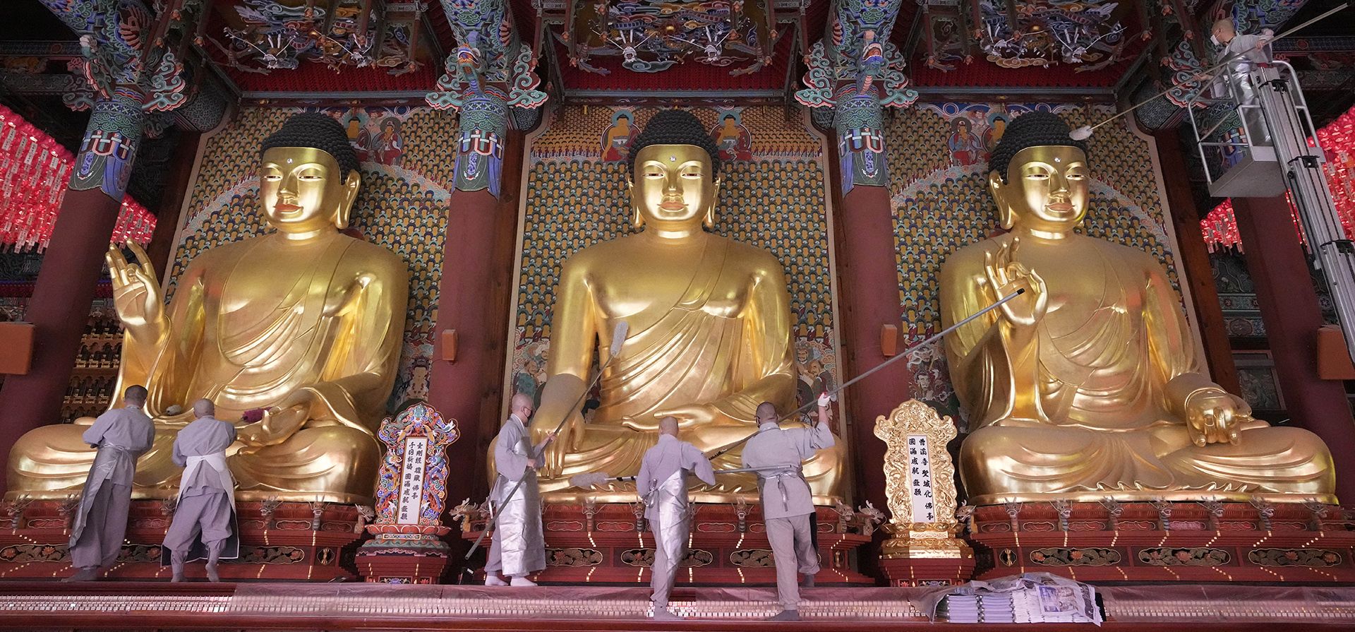 Monjes budistas limpian estatuas de Buda antes del próximo cumpleaños de Buda el 8 de mayo, en el templo Jogye en Seúl, Corea del Sur, el miércoles 4 de mayo de 2022.