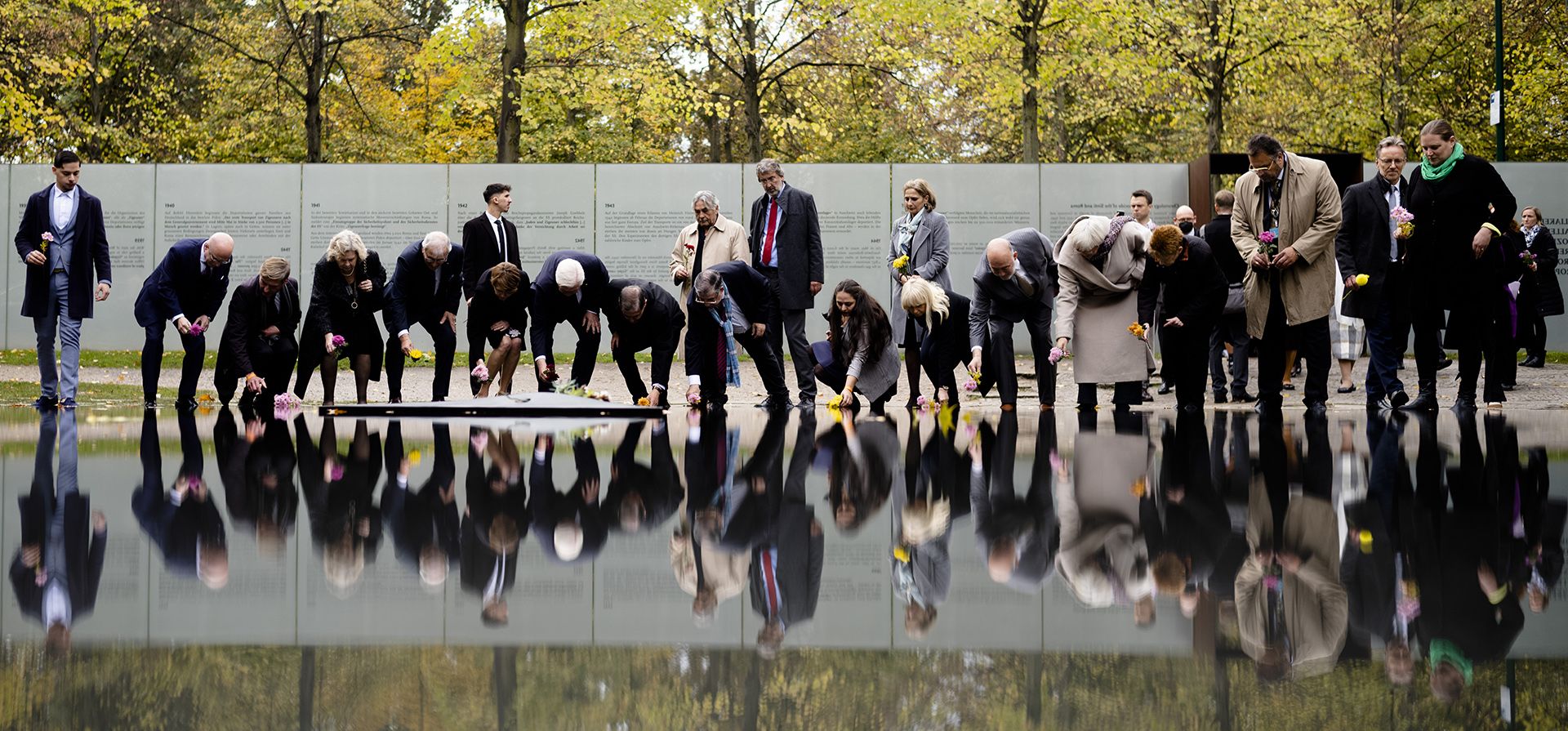 El presidente alemán, Frank-Walter Steinmeier, y otros funcionarios depositan flores en el monumento a las víctimas de las comunidades sinti y romaní asesinadas durante el holocausto, para conmemorar el décimo aniversario de la inauguración del monumento en Berlín, Alemania, el lunes 24 de octubre de 2022.