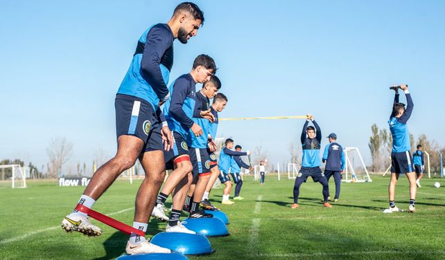 Los futbolistas canallas trabajan de manera dura en Arroyo Seco