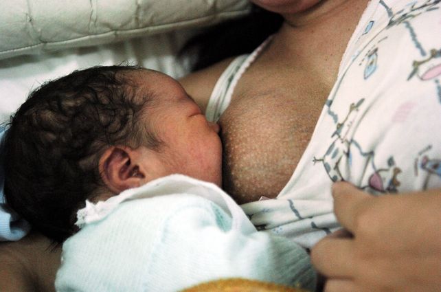 La vuelta al trabajo de las madres es uno de los obstáculos para sostener la lactancia