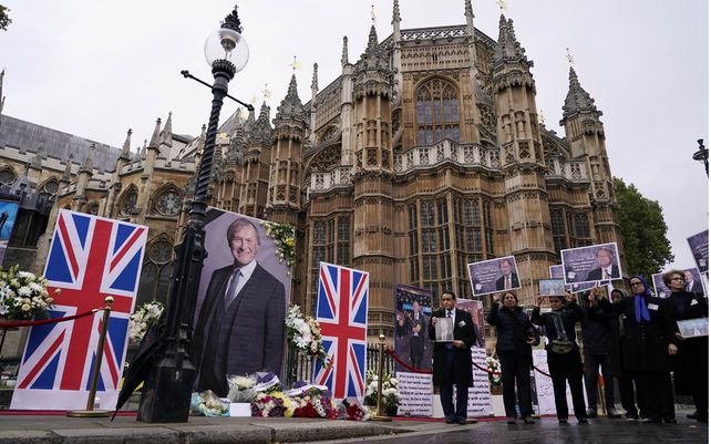 Miembros de las comunidades anglo-iraníes y partidarios del Consejo Nacional de Resistencia de Irán celebran un servicio conmemorativo para el parlamentario británico asesinado, David Amess, frente a las Casas del Parlamento en Londres, el lunes 18 de octubre de 2021.